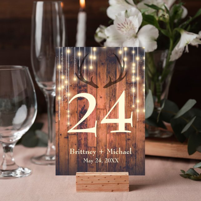 Carte de table Antler à cordes de bois rustique (Rustic wood string lights antler design table number card is perfect for your wedding reception.)