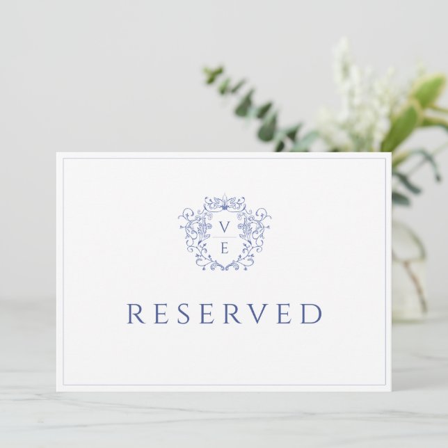 Carte de table réservée Regency Blue Monogram Cres (Debout devant)