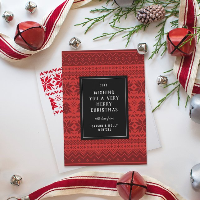 Carte de vacances à motif de pull de Noël rouge (Red Christmas sweater patterned card with black box in the middle with year, message and name text)