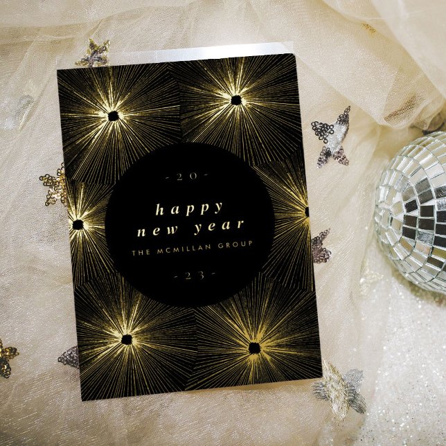 Carte de vacances en or métallisé avec explosions  (Black and gold foil fireworks bursts new year holiday card.)
