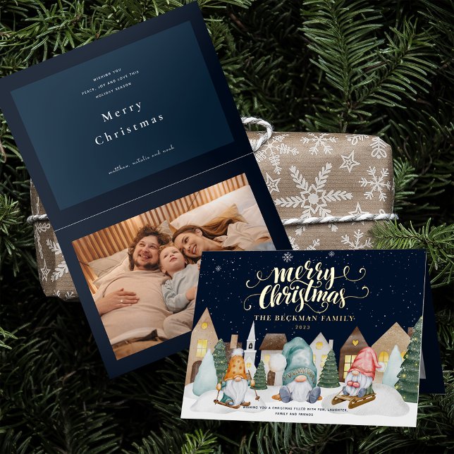 Carte De Vacances Métallisée Photo Gnomes mignons Neige hiver Joyeux Noël (Photo Cute Gnomes Winter Snow Merry Christmas Foil Holiday Card)