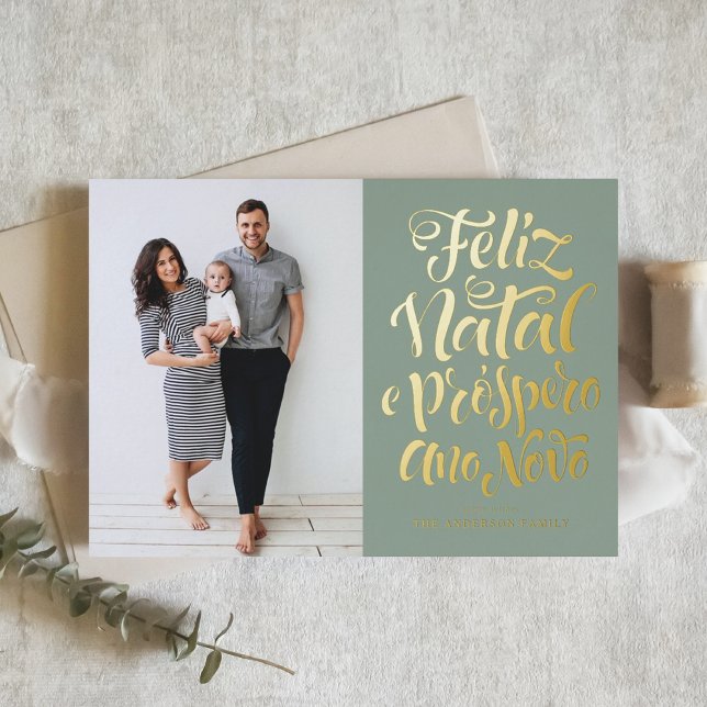 Carte De Vacances Métallisée Sage Green Feliz Natal Calligraphie de Noël Photo (Créateur téléchargé)