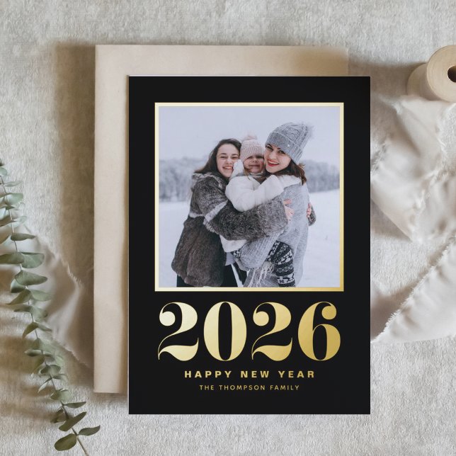 Carte De Vacances Métallisée Typographie 2025 Black Happy New Year Photo (Welcome 2026 with this gold foil New Year photo card featuring a black background.)