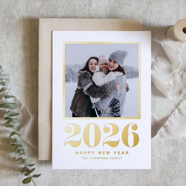 Carte De Vacances Métallisée Typographie 2025 Joyeux Nouvel An Photo (Welcome 2026 with this gold foil New Year photo card featuring retro bold typography.)