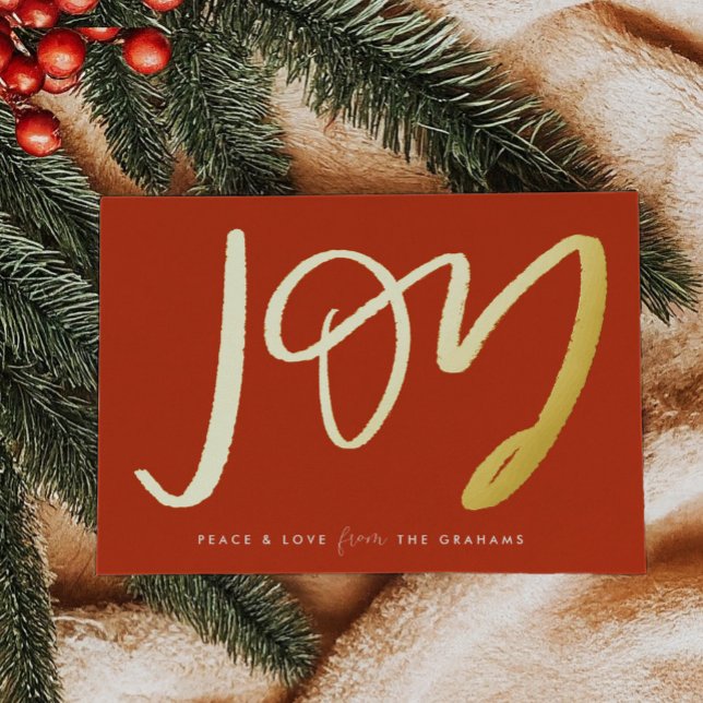 Carte de vacances Red Hand Lettered Joy Gold Foil (Hand-Lettered Joy gold foiled on a festive red holiday card)