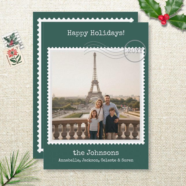 Carte de vacances verte Carré de timbres de poste (Modern nostalgic personalized photo holiday card with postage stamp border and a green background. )