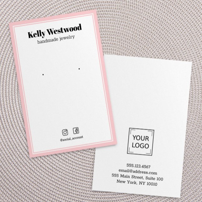 CARTE DE VISITE AFFICHAGE D'ÉQUIPEMENT ROSE BLANC LOGO SOCIAL ICÔN (Blush pink border earring display card with space for your personal logo and featuring social icons)