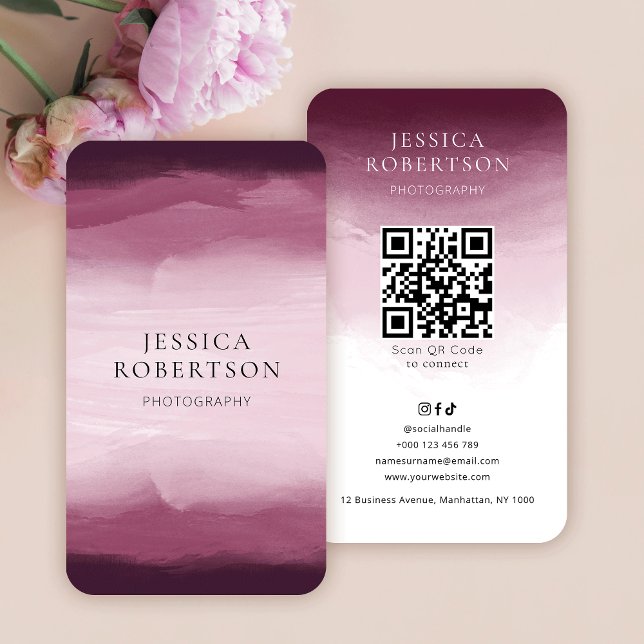 Carte De Visite Aquarelle moderne Rouge rose Social Media QR Code (Scannable QR code business cards with burgundy red watercolor background)