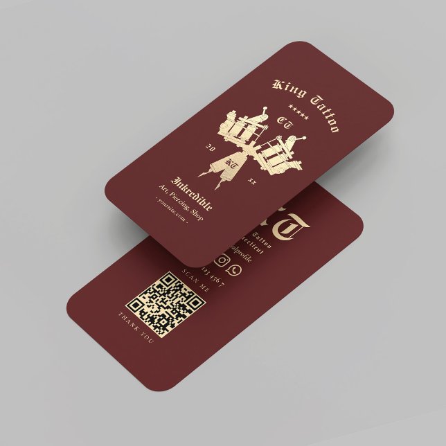 Carte De Visite Artiste de tatouage moderne Monogramme Or Rouge fo (Modern Tattoo Artist Monogram Gold Dark Red QR Business Card
)