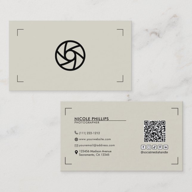Carte De Visite Beige Custom Logo Photographie Brackets Moderne (Devant / Derrière)