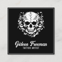 Artiste professionnel de tatouage de crâne noir et