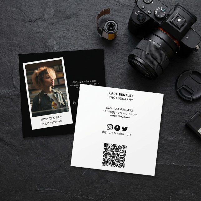 Carte De Visite Carré Photostyliste moderne médias sociaux avec code QR (Modern photo stylist social media with QR code Square Business Card.)