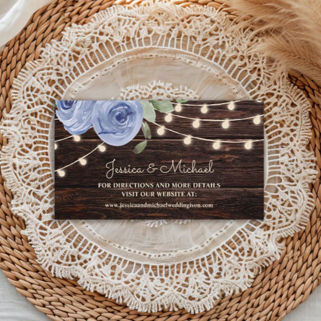 Carte De Visite Chaîne de bois rustique Lumières Mariage Floral bl (Dusty blue watercolor floral and string lights on rustic wood wedding website enclosure card)