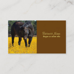Carte De Visite Cheval de baie dans un champ de fleurs jaunes