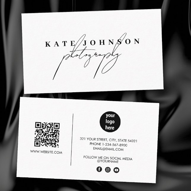 Carte De Visite Chic blanc Signature Script QR Code Médias sociaux (Chic White Signature Script QR Code Social Media Business Card)