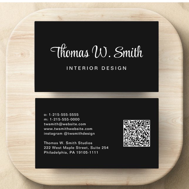 Carte De Visite Code QR de script moderne noir (Capture attention and make connections with our modern signature script QR code black business card)