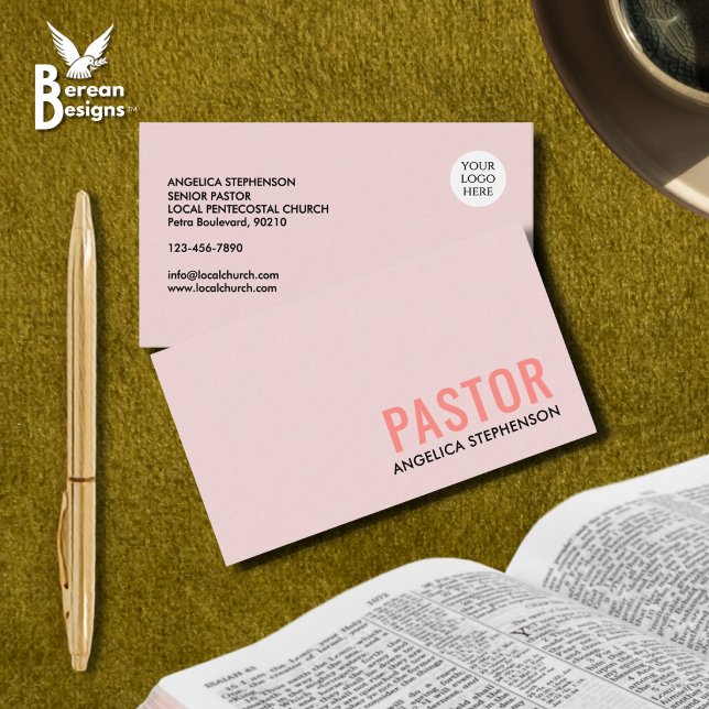 Carte De Visite Code QR Logo Rose Pâle Minimal PASTEUR (Stylish PASTOR business card in blush pink with customizable QR code and logo.)