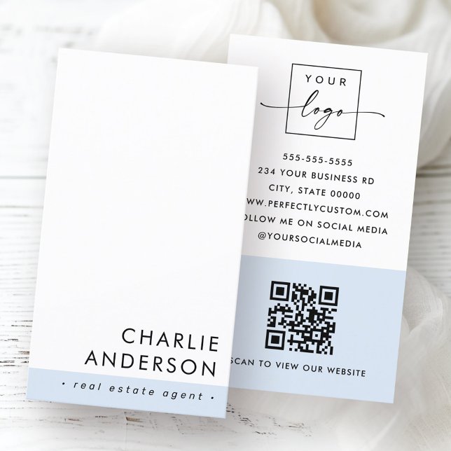Carte De Visite Code QR minimal moderne bleu poussiéreux blanc ver (Modern minimal QR code dusty blue white vertical Business Card)