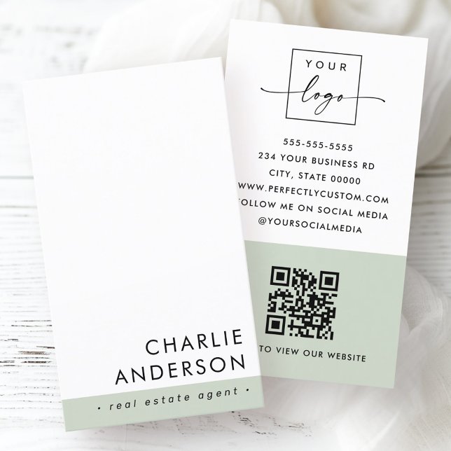 Carte De Visite Code QR minimal moderne sauge vert blanc vertical (Modern minimal QR code sage green white vertical Business Card)