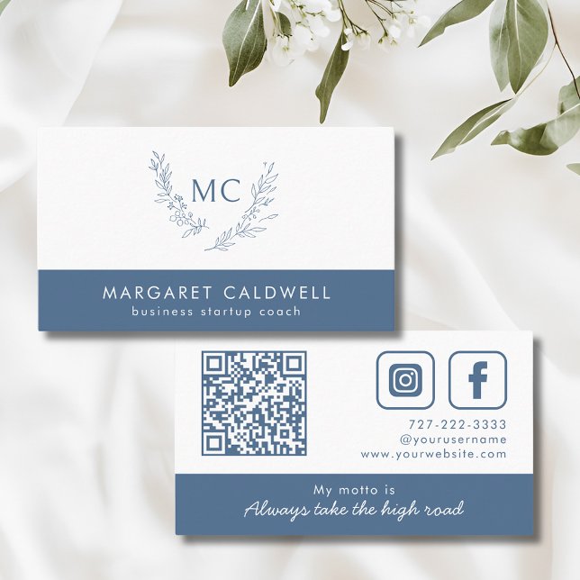 Carte De Visite Couronne de monogramme bleu foncé (Dusty Blue Monogram Wreath Social Media QR Code Business Card with Tagline)