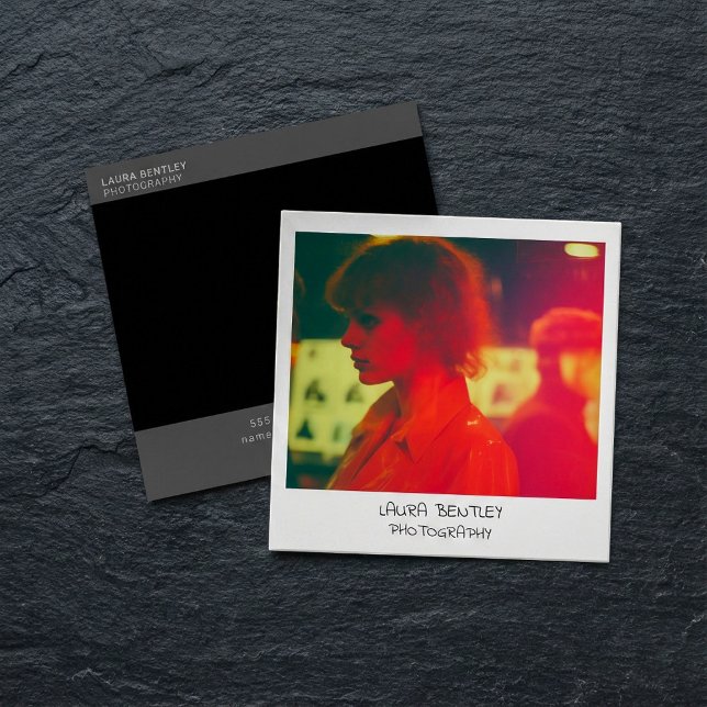 Carte de visite de carré photo instantané de style (Retro style instant photo square business card.)