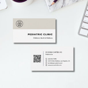 Carte de visite de clinique pédiatrique QR logo pe