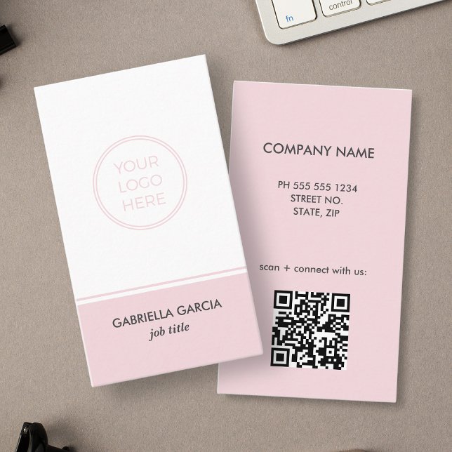Carte de visite de code QR de logo simple rose pâl (Pink business card with your logo and QR code. Add your contact info and company name, job title..)