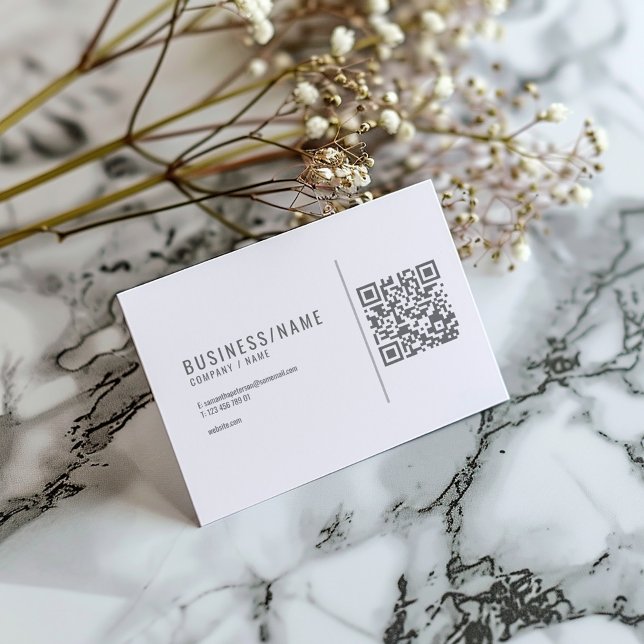 Carte de visite de code QR gris et blanc (Minimalist white business card with grey text and QR code for instant contact.)