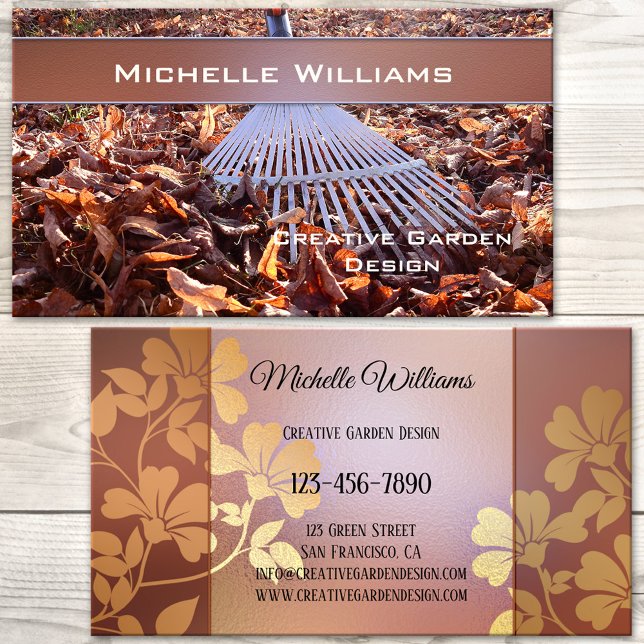 Carte de visite de design de jardin créatif (Gardener business card featuring a rake and an artistic floral design in gold and rose gold)
