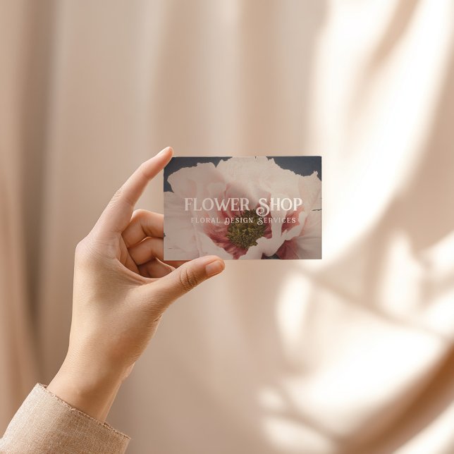 Carte de visite de la boutique de design de fleurs (Dusky blue business card with blush pink serif text and floral design accents)