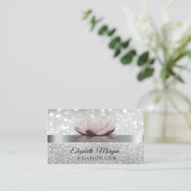 Carte De Visite Élégant instructeur de Yoga Fleur Lotus Bokeh Silv (Debout devant)