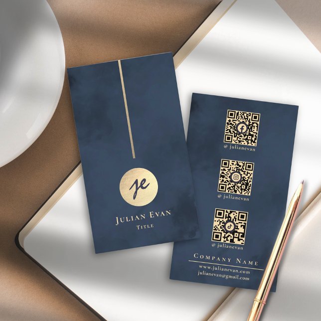 Carte De Visite Élégant Monogramme bleu et or Marine Médias sociau (Elegant Navy Blue & Gold Monogram Social Media Business Card)