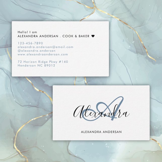 Carte De Visite Élégant Monogramme Dusty Blue noir Nom du script (Elegant Monogram Dusty Blue Black Script Name Business Card)