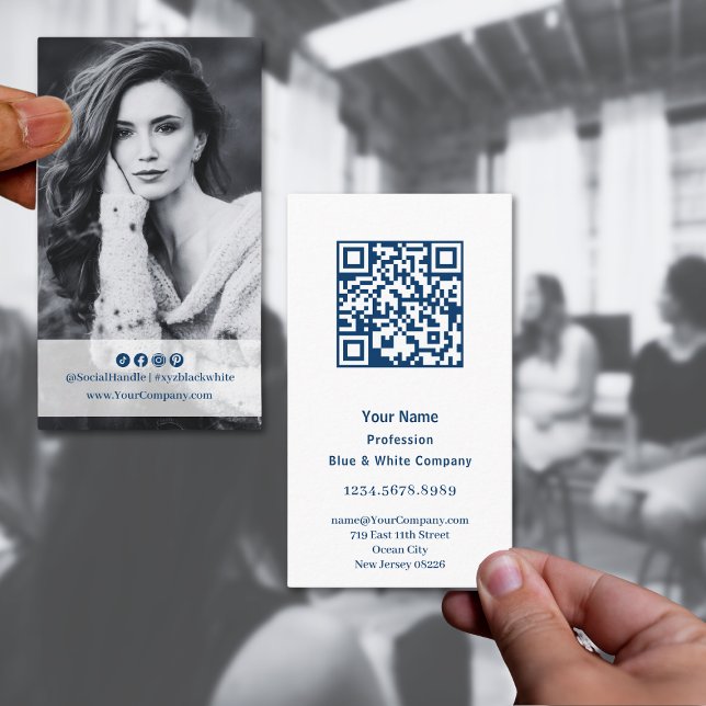 Carte De Visite Élégant portrait bleu et blanc (Elegant Blue & White Portrait Business Card with QR code and Photo)