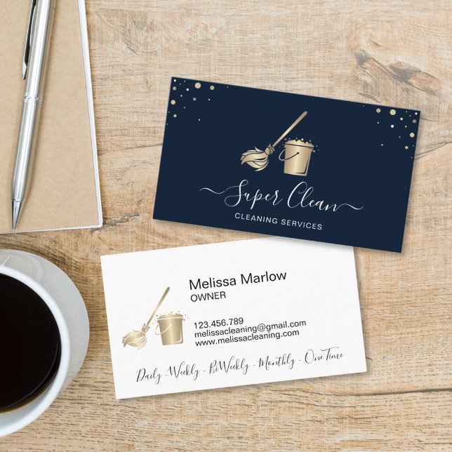 Carte De Visite Employé de nettoyage de maison d'or de la marine p (Professional Navy Gold House Cleaning Maid Business Card with cleaning bucket and room)