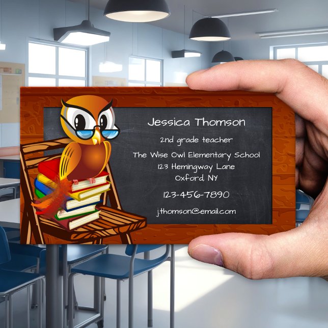 Carte de visite enseignant du tableau de bord de l (Business card featuring a cartoon owl on a pile of books. Great for a teacher or substitute teacher.)