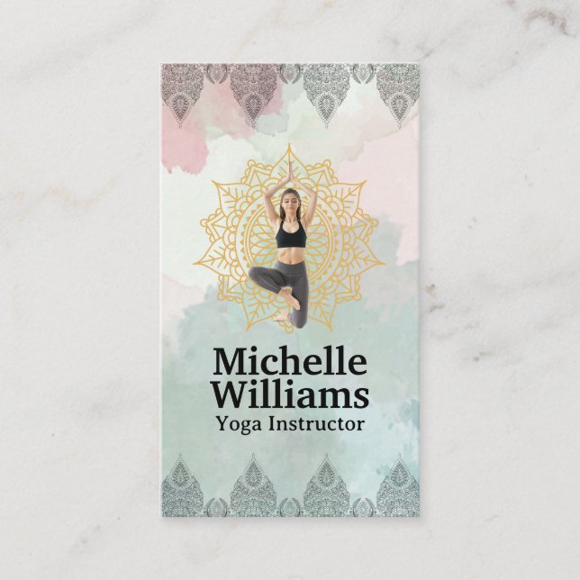 Carte De Visite Femme en Pose de Yoga | Mandala et Paisley Motif (Devant)