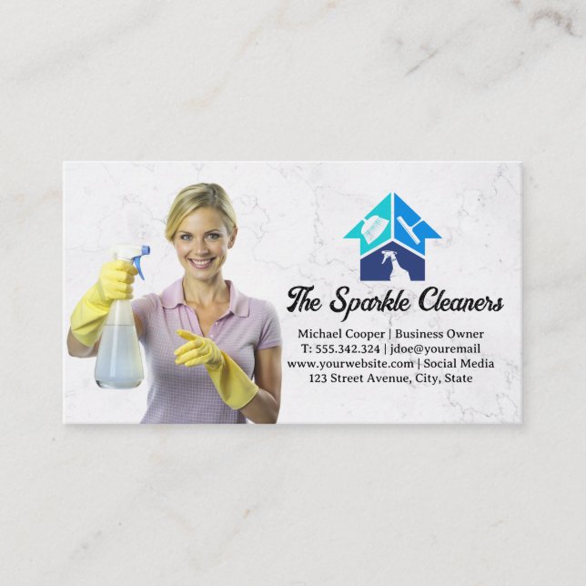 Carte De Visite Femme souriante tenant Spray nettoyant (Devant)