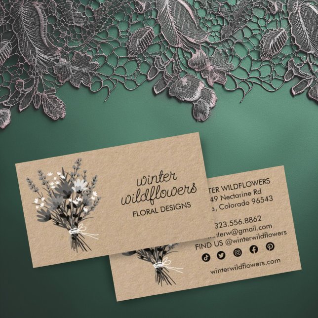Carte De Visite Fleur sauvage Bouquet Élégant Chic Icônes sociales (Kraft custom business cards with social media icons and sweet wildflower bouquet artwork)