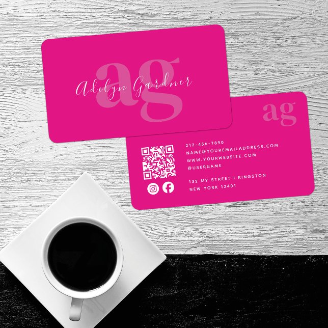 Carte De Visite Gras QR Code Hot rose Monogramme Script Médias soc (Créateur téléchargé)