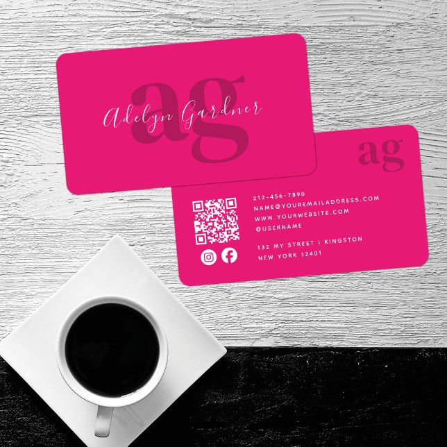 Carte De Visite Gras QR Code Hot rose Monogramme Script Médias soc (Créateur téléchargé)