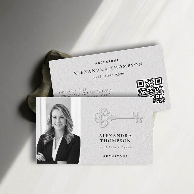 Carte De Visite Immobilier Faux Embossé Clé Noir Blanc Photo (real estate professional business card photo qr code black white chic elegant faux embossed luxury)