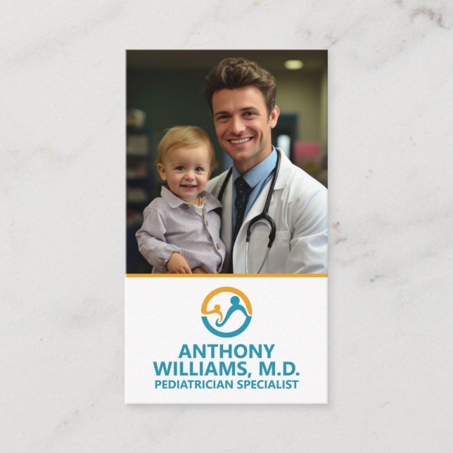 Carte De Visite Jeune Docteur tenant un enfant souriant (Devant)