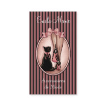 Jeune femme élégante et chat noir