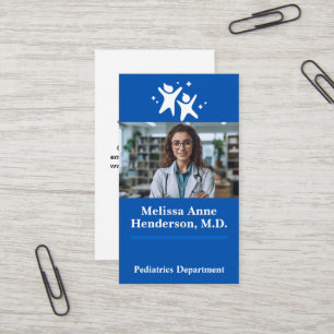 Carte De Visite Jeune femme médecin souriant au bureau