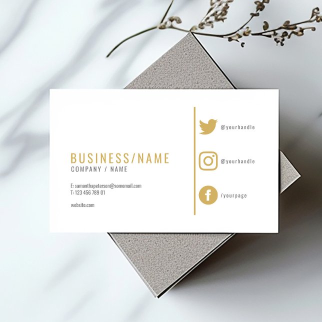 Carte De Visite Les médias sociaux blancs modernes icônes d'or (Modern gold and white business card with social media icons and minimalist layout.)