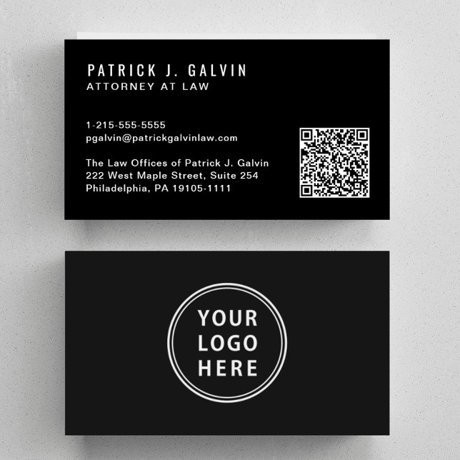 Carte De Visite Logo de code QR professionnel minimal noir (Capture attention and make connections with our minimal modern logo and QR code black business card)