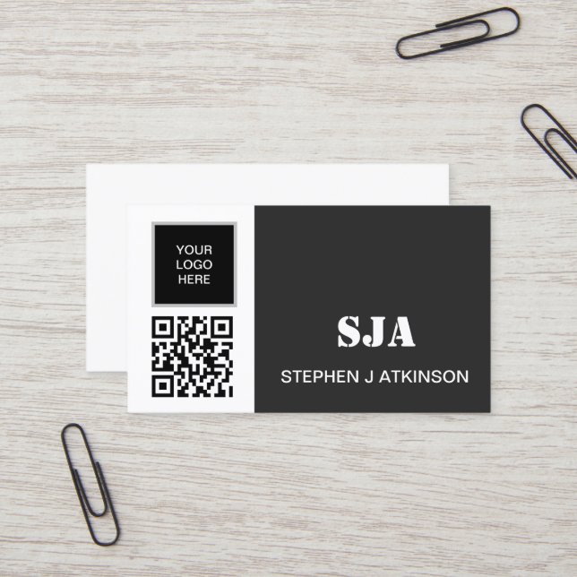 Carte De Visite Logo moderne Code QR Noir Initiales Professionnell (Devant/Arrière en situation)