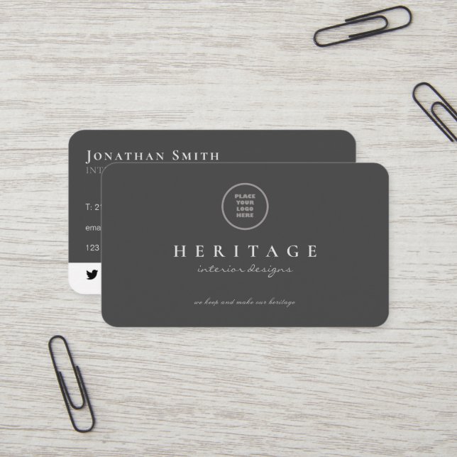 Carte De Visite Logo personnalisé gris chic moderne médias sociaux (Devant/Arrière en situation)