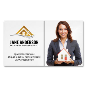 Carte De Visite Magnétique Realtor Holding Home   Femme d'affaires